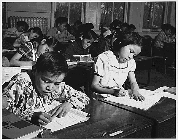 Students learning penmanship [NAID 295150]